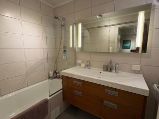 Hyggelig rom med kjøleskap mikro og vannkoker samt eget bad og toalett Nydelig utsikt og gratis parkering - 2