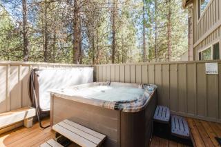 Cozy dog-friendly home with private hot tub & SHARC access - great location - 0