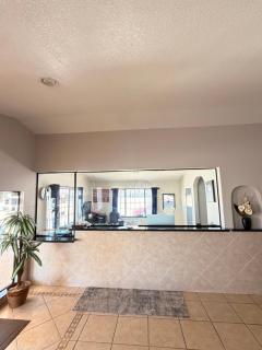 Royal Inn Pearsall - 2