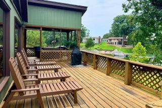 Stylish 4BR Lakefront Cabin w Hot Tub - 4