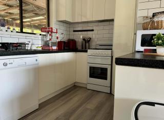 Spacious 3BR Family Home Sleeps 6 Crestmead - 1