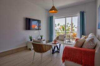 NEW UNIT WITH BEACH AND POOL ACCESS - N B301 - 2
