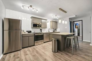 Beautiful Contemporary Suite #14 - 7