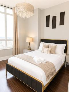 Executive 2BR 2BATH Condo with Lakeview Steps from SQ1 - 7