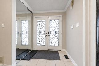 Upper-Level Classic House in Richmond Hill - 4