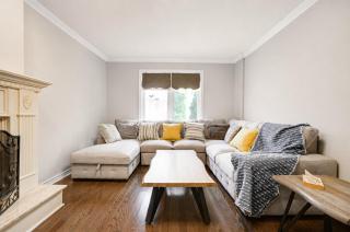 Upper-Level Classic House in Richmond Hill - 5