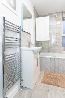 Spacious 4 Bedroom house in Leeds - Sleeps 7 - 1
