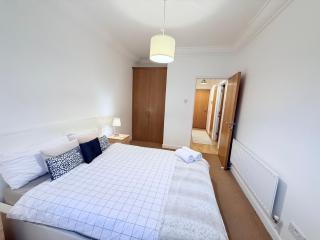 Modern Spacious 1 Bed Apartment - 2