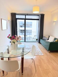 Modern Spacious 1 Bed Apartment - 5
