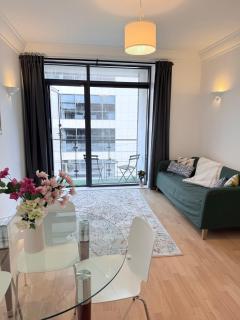 Modern Spacious 1 Bed Apartment - 0
