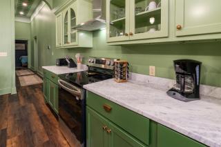 Walkable Downtown Marion Luxury Suite - 5