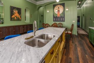 Walkable Downtown Marion Luxury Suite - 1