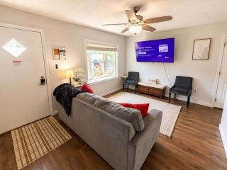 Private Ranch - Entire Home - 3 Bed Room - Hot Tub - King Bed - Fenced Yard - Pets & Kids Welcome - Game Shed - Free WiFi - 9