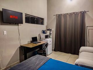 Habitación en casa tradicional, especial para trabajo trámites y descanso - 4