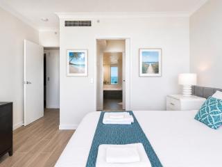 Luxury Ocean View Apartment Surfers Paradise - 2