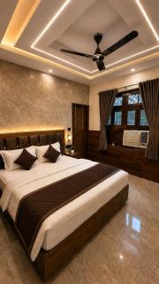 Hotel Famous - 3