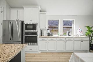 Modern 4BR Suburban Retreat near Houston Pearland - 7