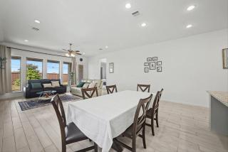 Modern 4BR Suburban Retreat near Houston Pearland - 9