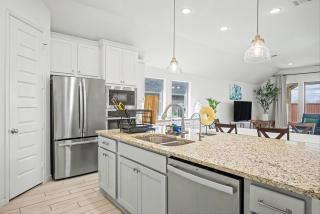 Modern 4BR Suburban Retreat near Houston Pearland - 3