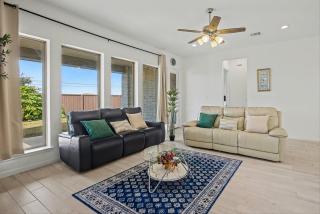 Modern 4BR Suburban Retreat near Houston Pearland - 1
