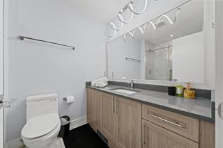 Stylish 4BR 5Bed Oasis Fast Wi-Fi and Free Parking - 7