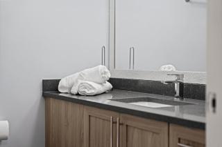 Stylish 4BR 5Bed Oasis Fast Wi-Fi and Free Parking - 4
