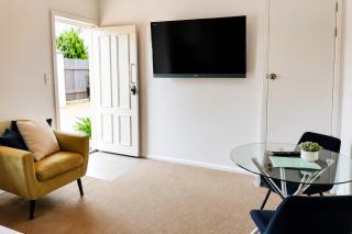 Top of the Range - Tourist Road Studio Apartment - 5