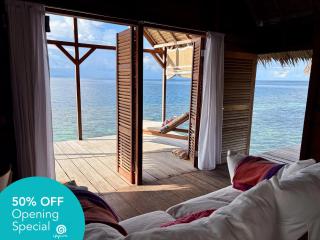 ipyum Premium Overwater Guest House - 0