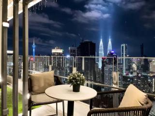 Agile LUXURY Suites, 3-5 mins to Pavilion, TRX Mall & MRT - Free Parking - 1