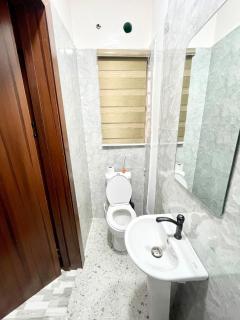 New Cosy 2bed apartment and 1 BQ - 8