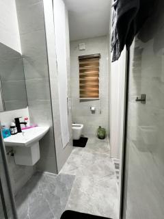New Cosy 2bed apartment and 1 BQ - 3