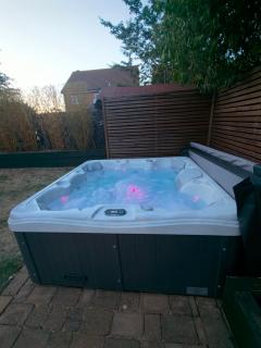 5 Double Bedrooms - Sleeps 10- Luxury Park Escape - 7 Seater Hot Tub W Park Views - Canal Access- Huge Driveway - 4 Vehicles or 2 LWBs - Minutes to JLR BHX Airport HS2 Mell Square - Regular Work Stays and Long Stays are welcome! By Samina Arz Stays - 7