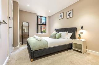 Leeds City Centre Beside Train Station with Netflix - 7
