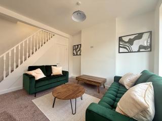 Gem of a Stay, Comfortable 3 Bed House - 0