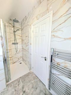 Stylish Two Bedroom Flat, Near Town Centre, 4 Adults, 10 Mins to Beach, Netflix, WiFi - 8