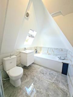 Stylish Two Bedroom Flat, Near Town Centre, 4 Adults, 10 Mins to Beach, Netflix, WiFi - 7