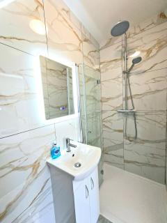 Stylish Two Bedroom Flat, Near Town Centre, 4 Adults, 10 Mins to Beach, Netflix, WiFi - 6