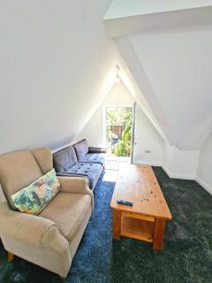 Stylish Two Bedroom Flat, Near Town Centre, 4 Adults, 10 Mins to Beach, Netflix, WiFi - 3