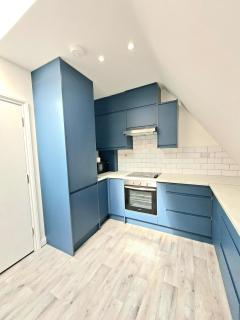 Stylish Two Bedroom Flat, Near Town Centre, 4 Adults, 10 Mins to Beach, Netflix, WiFi - 2