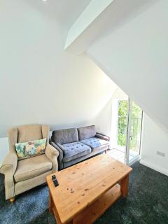 Stylish Two Bedroom Flat, Near Town Centre, 4 Adults, 10 Mins to Beach, Netflix, WiFi - 1