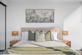 Rooftop Infinity Pool plus Heated Pool, Gym, Free Parking & more - 2
