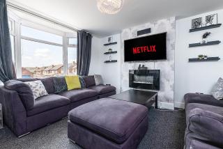 Nottingham 4 Bed House Sleeps 11 Parking for 3 - 1