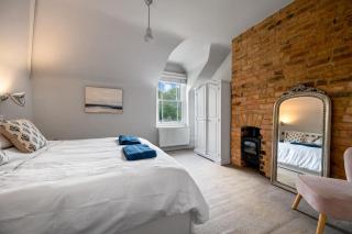 Victorian 4-Bed Stone Townhouse in Stamford - 6