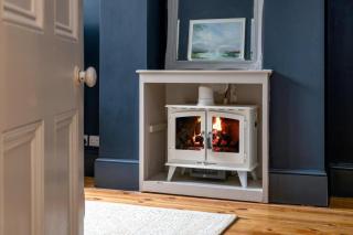 Victorian 4-Bed Stone Townhouse in Stamford - 1