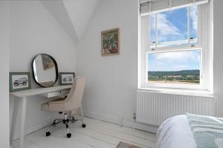 Victorian 4-Bed Stone Townhouse in Stamford - 3