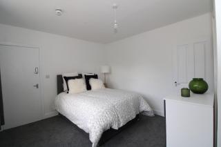 Exeter 6-Bed En-Suite with Free Parking - 3