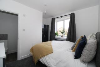 Exeter 6-Bed En-Suite with Free Parking - 1