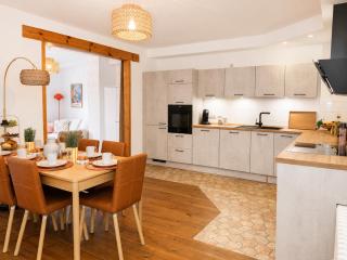 SuperHosts Zentrum - 2xParkplatz - Terrasse - King-Bett - 4