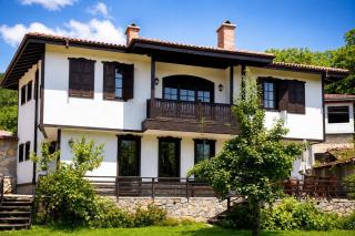 Large Cosy House by a Forest - Treehouse, BBQ, Fireplace & Mountain - 0