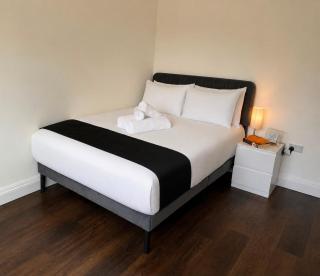 New 6 Bed- 4 Bath Home Near Luton Airport - 6